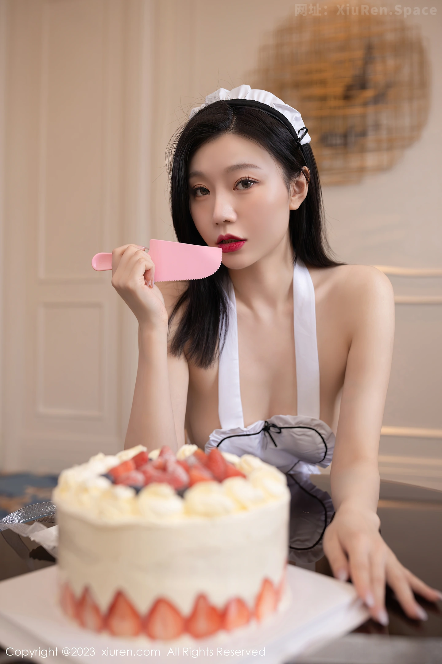 图片[4]-[XiuRen秀人网]2023.04.11 NO.6556 安然anran 白色性感情趣女仆制服加白色丝袜美腿性感私房写真集-秀人网官方网站